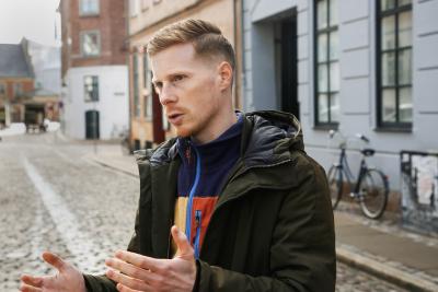 Politisk konsulent i Kirkens Korshær, Kjartan Andsbjerg Sveistrup, forklarer organisationens forslag om en fattigdomslov