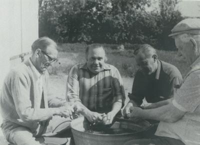 Kirkens Korshær har holdt sommerlejre siden 1920'erne, og her ses en gruppe mænd, som skræller kartofler på en af dem