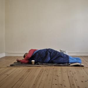 Person sover på gulv