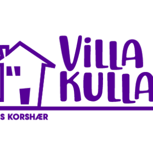 Villa Kulla logo - en villa der skal huse unge hjemløse i Aarhus. Logoet viser navnet Villa Kulla sammen med et lidt skævt hus i lilla med grønne træer og Kirkens Korshærs navnetræk nedenunder.