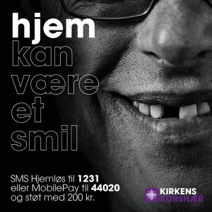 Tidligere bruger i Kirkens Korshær, Anders, i closeup af hans smil, hvor han mangler en fortand. På billedet står der hjem kan være et smil med opfordring til at donere på SMS ved at sende hjemløs til 1231 eller mobilepay til 44020 og støt med 200 kr.