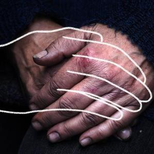 En tegnet hånd ligger ovenpå to slidte hænder som en omsorg