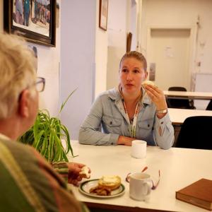 Besøgstjenesten i Århus, to personer sidder og snakker