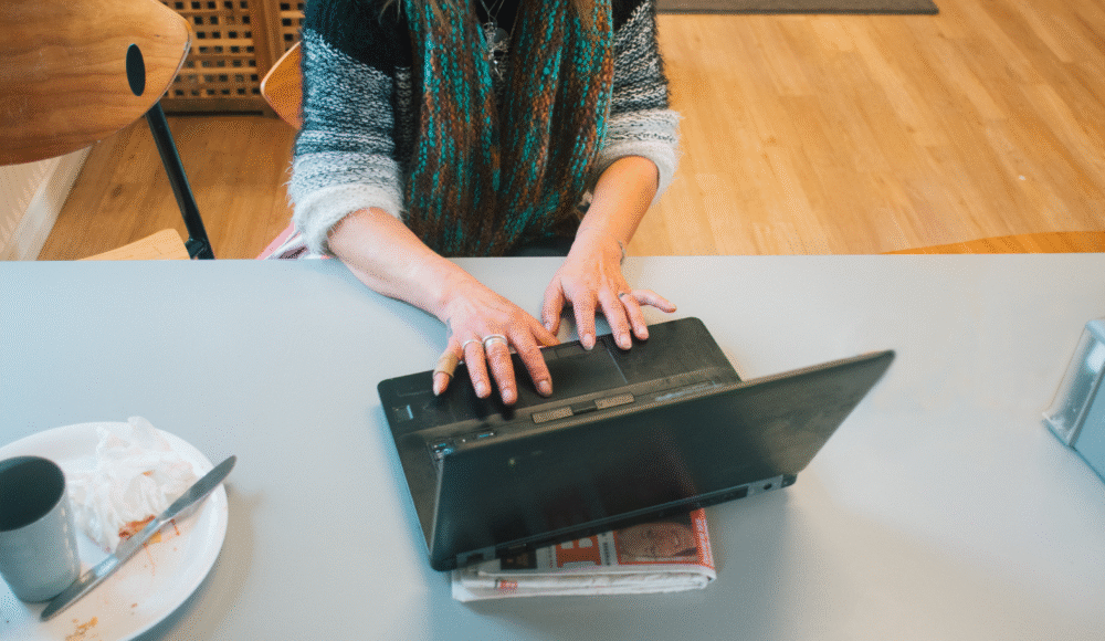 Varmestue_bruger_PC_Vejle22_IbenGad-1-aspect-ratio-1000-580