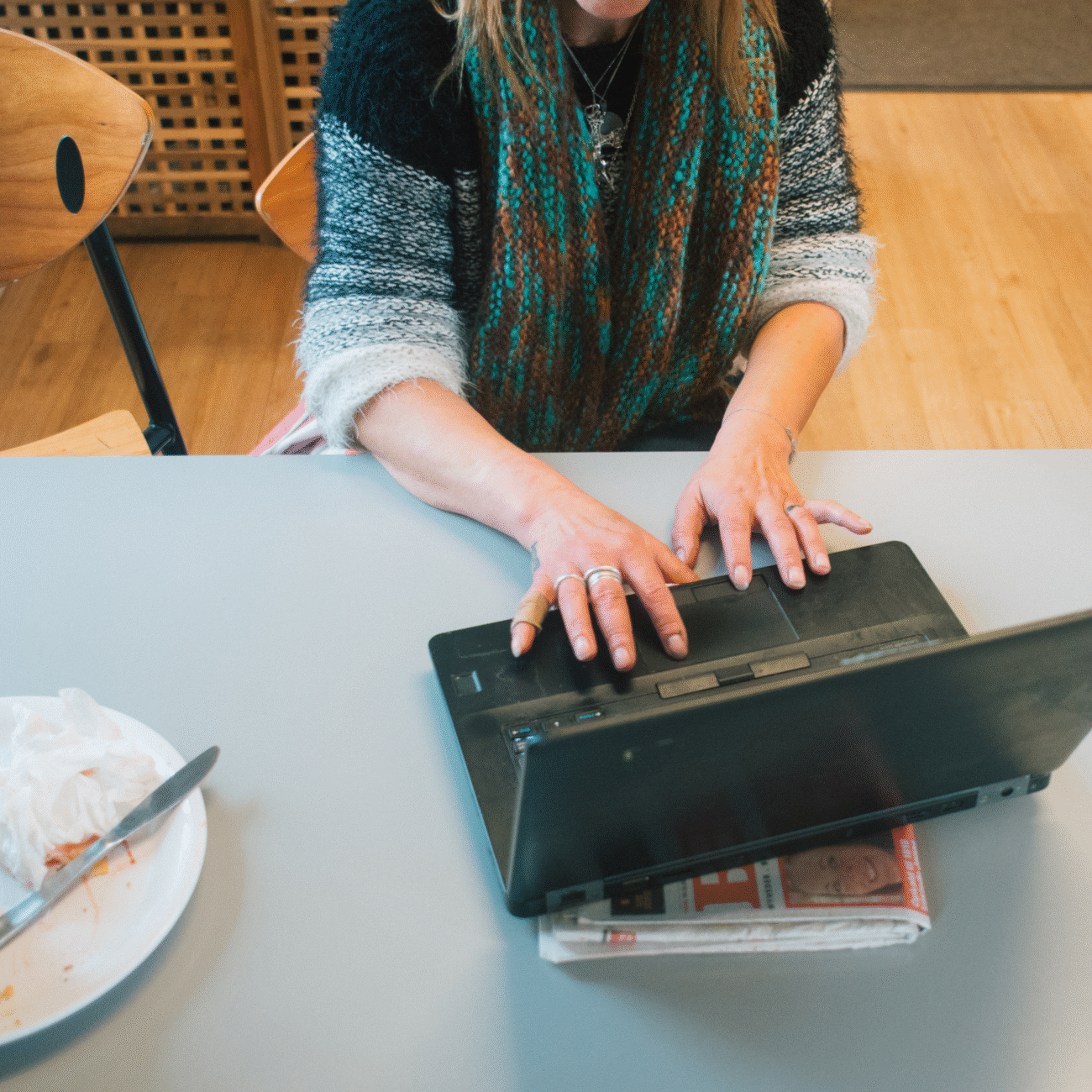 Varmestue_bruger_PC_Vejle22_IbenGad-1-aspect-ratio-1300-1300