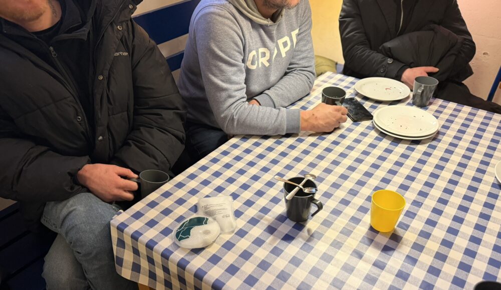 Udsatte borgere drikker kaffe i varmestuen Fedtekælderen