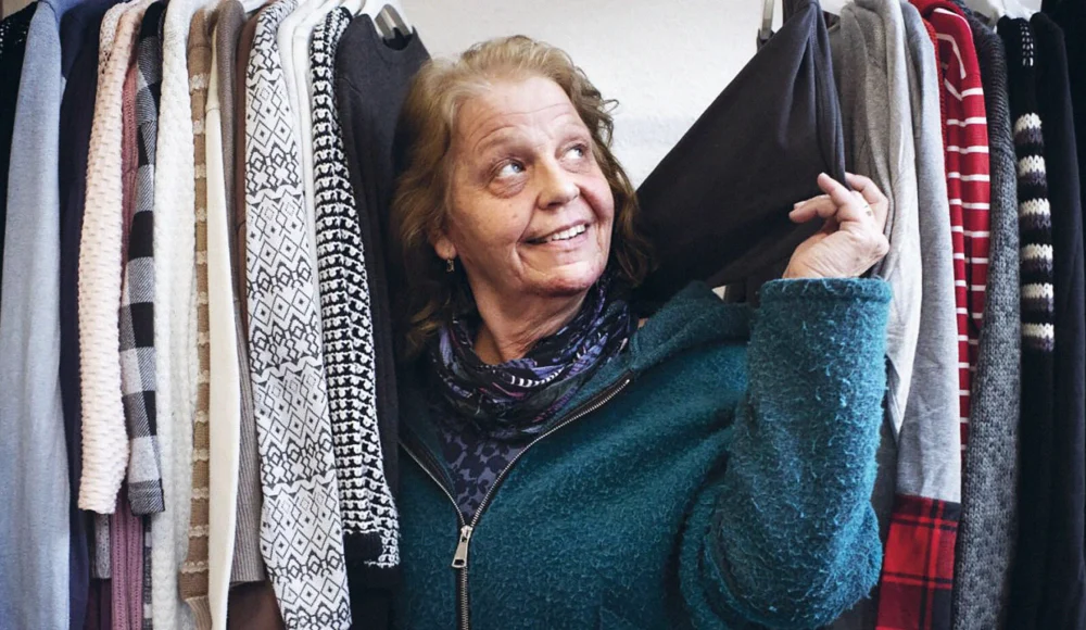 Frivillig i en genbrugsbutik