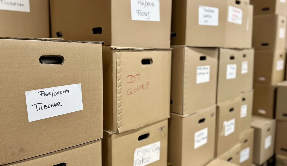 Kasser med genbrugsvarer i Kirkens Korshærs logistikcenter