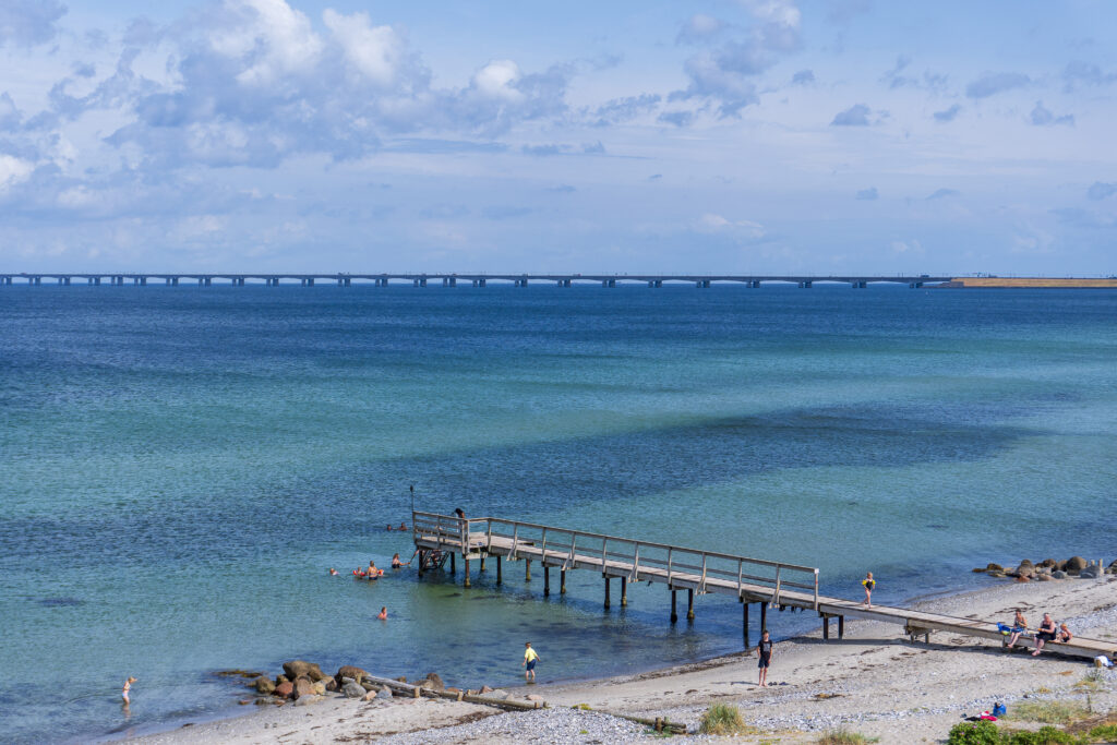 Børn leger i vandet ved Kirkens Korshærs sommerlejr ved Hotel Nyborg Strand