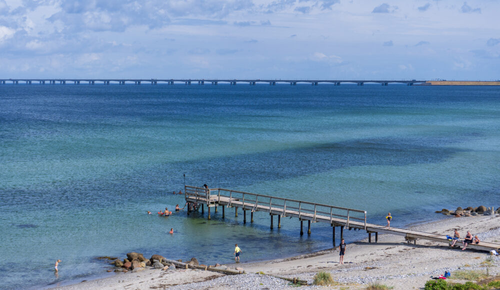 Børn leger i vandet ved Kirkens Korshærs sommerlejr ved Hotel Nyborg Strand