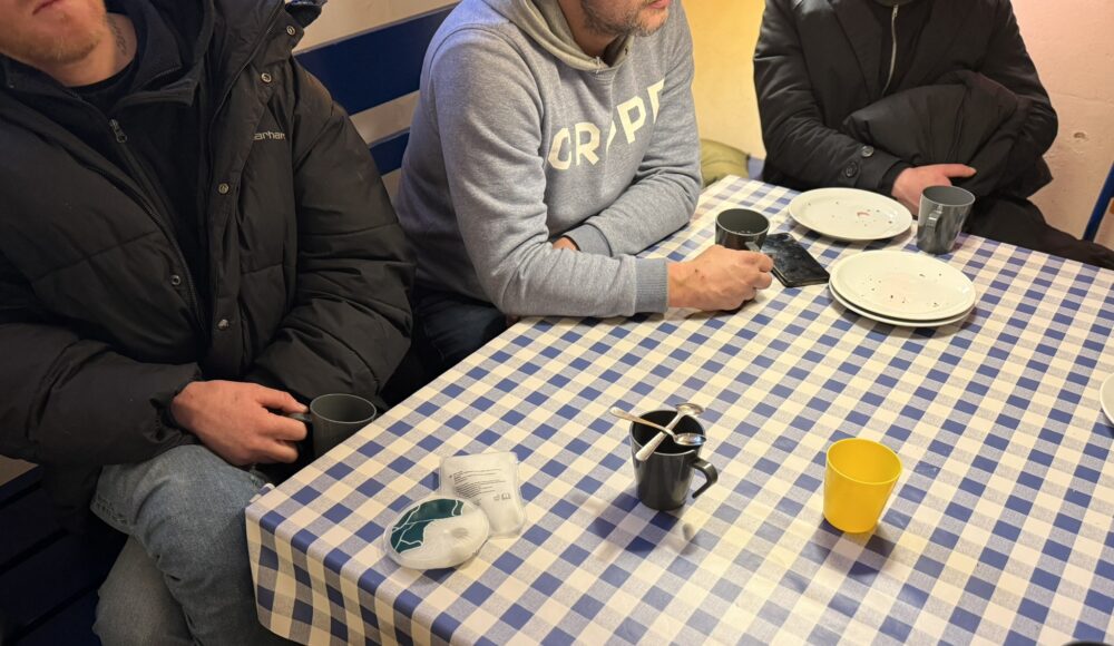 Udsatte borgere drikker kaffe i varmestuen Fedtekælderen