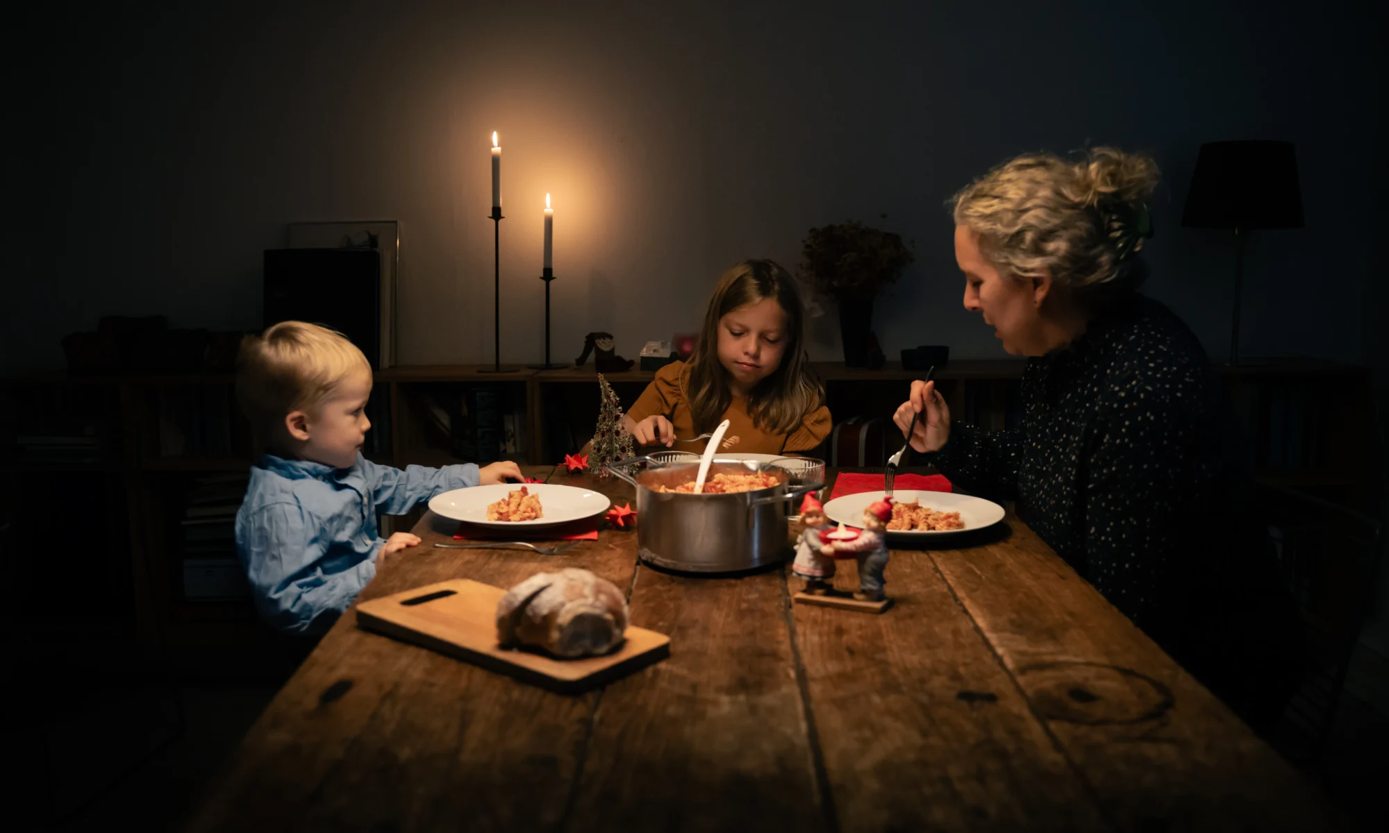 En fattig familie der spiser pasta juleaften